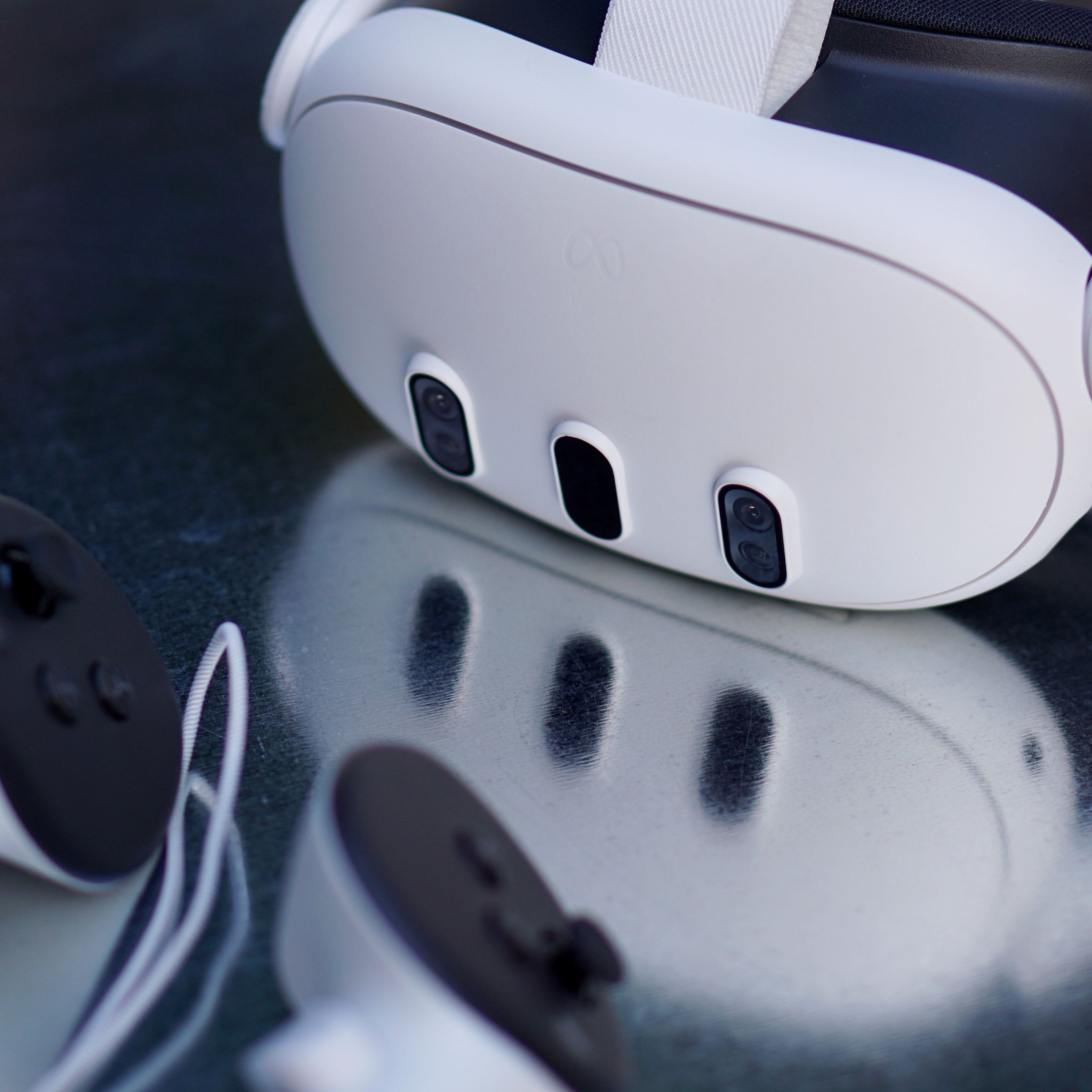A photo of the Quest 3 and its controllers.